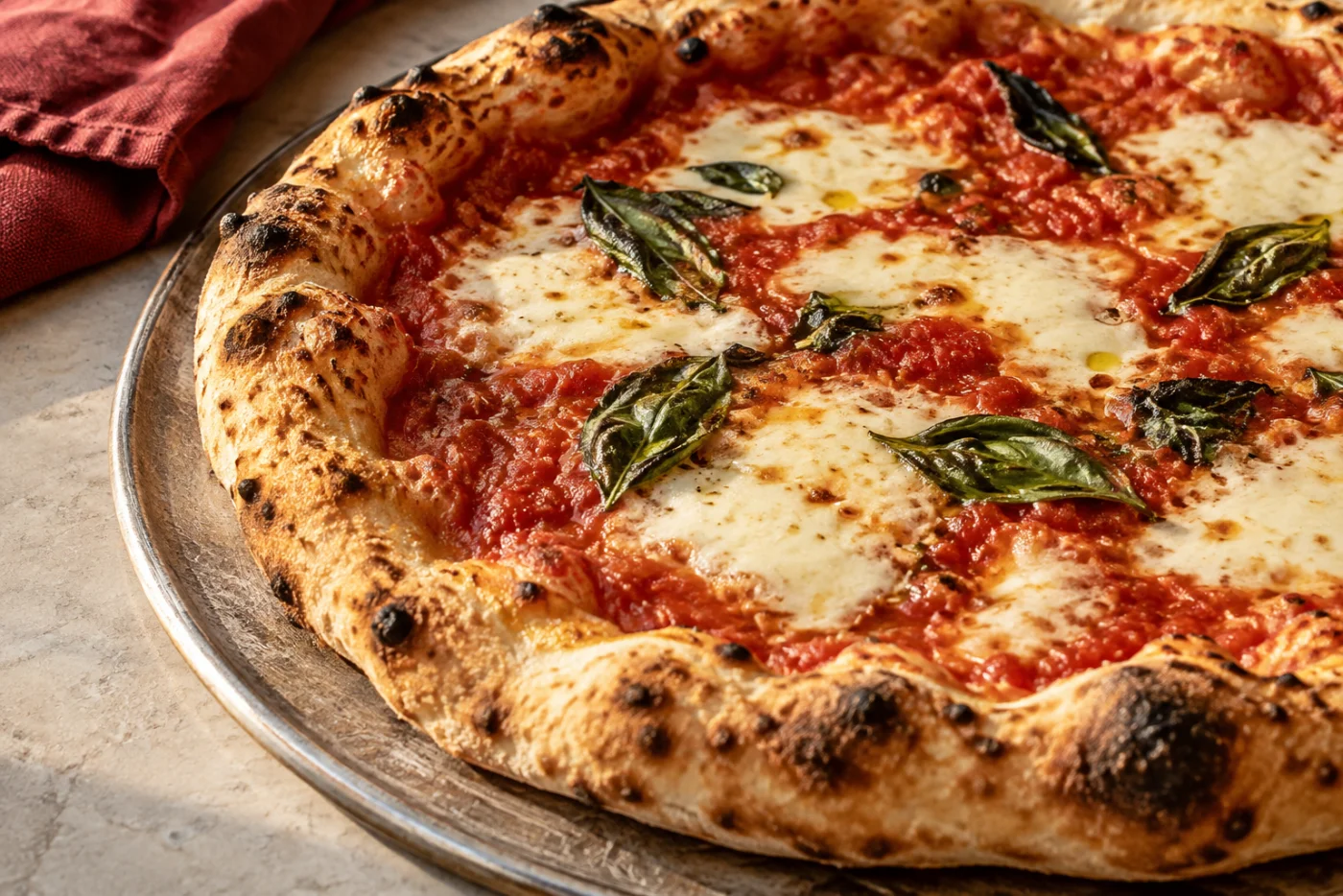 Pizza met gesmolten kaas en basilicum